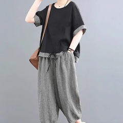 中年のお母さんの夏服の綿麻の半袖のスーツの大きいサイズの中高年の婦人服の小さい背の洋風はやせている2つのセットを現します。