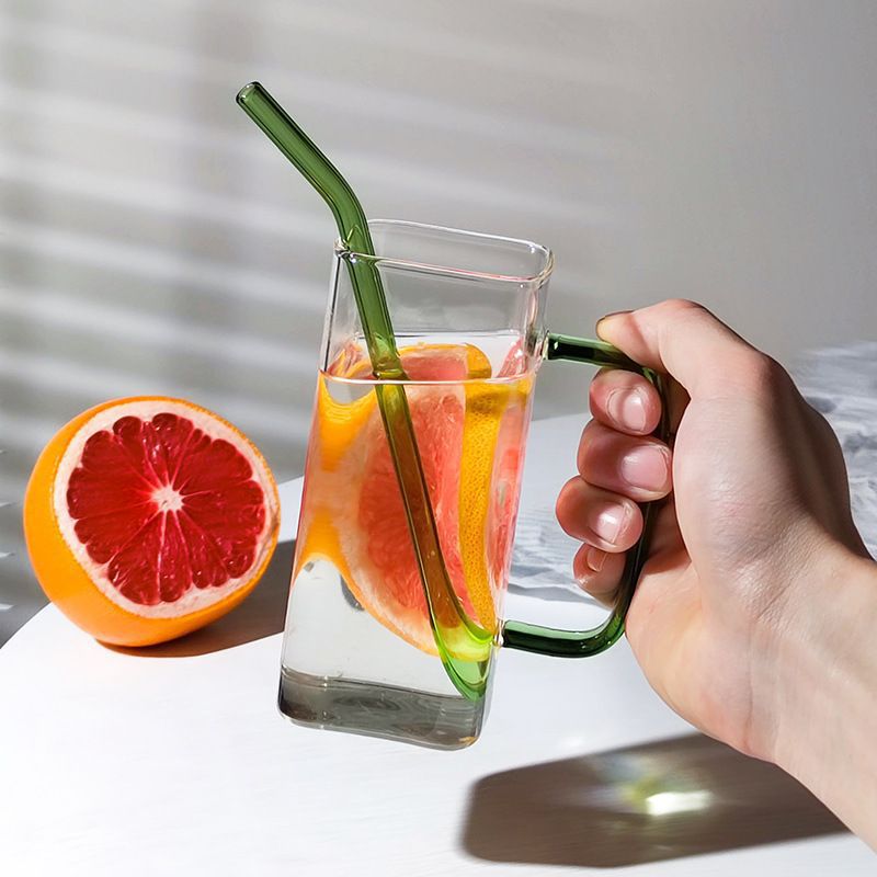 Vaso de vidrio con alto contenido de borosilicato con asa, taza de agua de paja cuadrada de alto valor para el hogar, taza de agua calefactable de fondo plano resistente a altas temperaturas