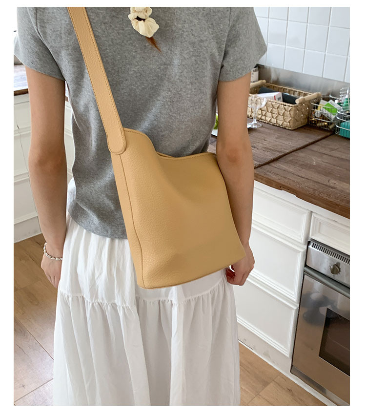 Fashionable and simple commuter small bag for women 2025 new summer versatile single-shoulder underarm bag, popular crossbody bucket bag undefined