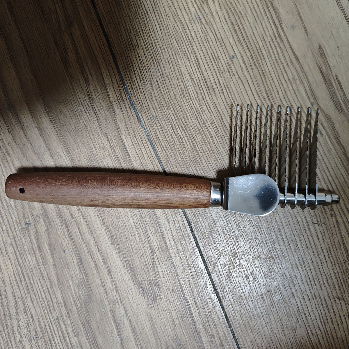 긴 나무 손잡이 모델