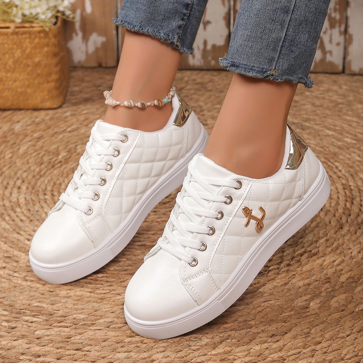 Zapatos de mujer, zapatos de suela gruesa, zapatos de mujer, correa de metal, decoración de pin negro, zapatos casuales de fondo blanco, versátiles