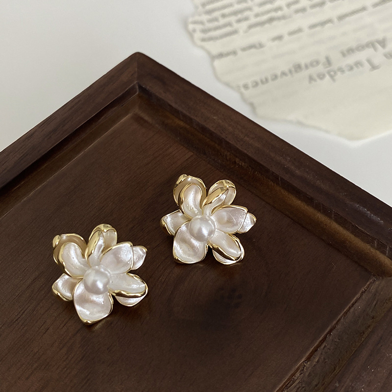 Aguja de plata 925 irregular Flor de Oro pendientes francés retro metal frío estilo Corea del Sur Internet celebridad pendientes para mujeres