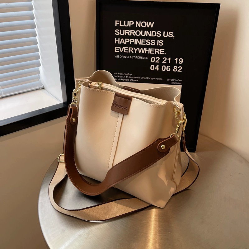Capacious Shoulder Bag with Retro Style, Adjustable Strap, One-Shoulder Design in Multiple Colors