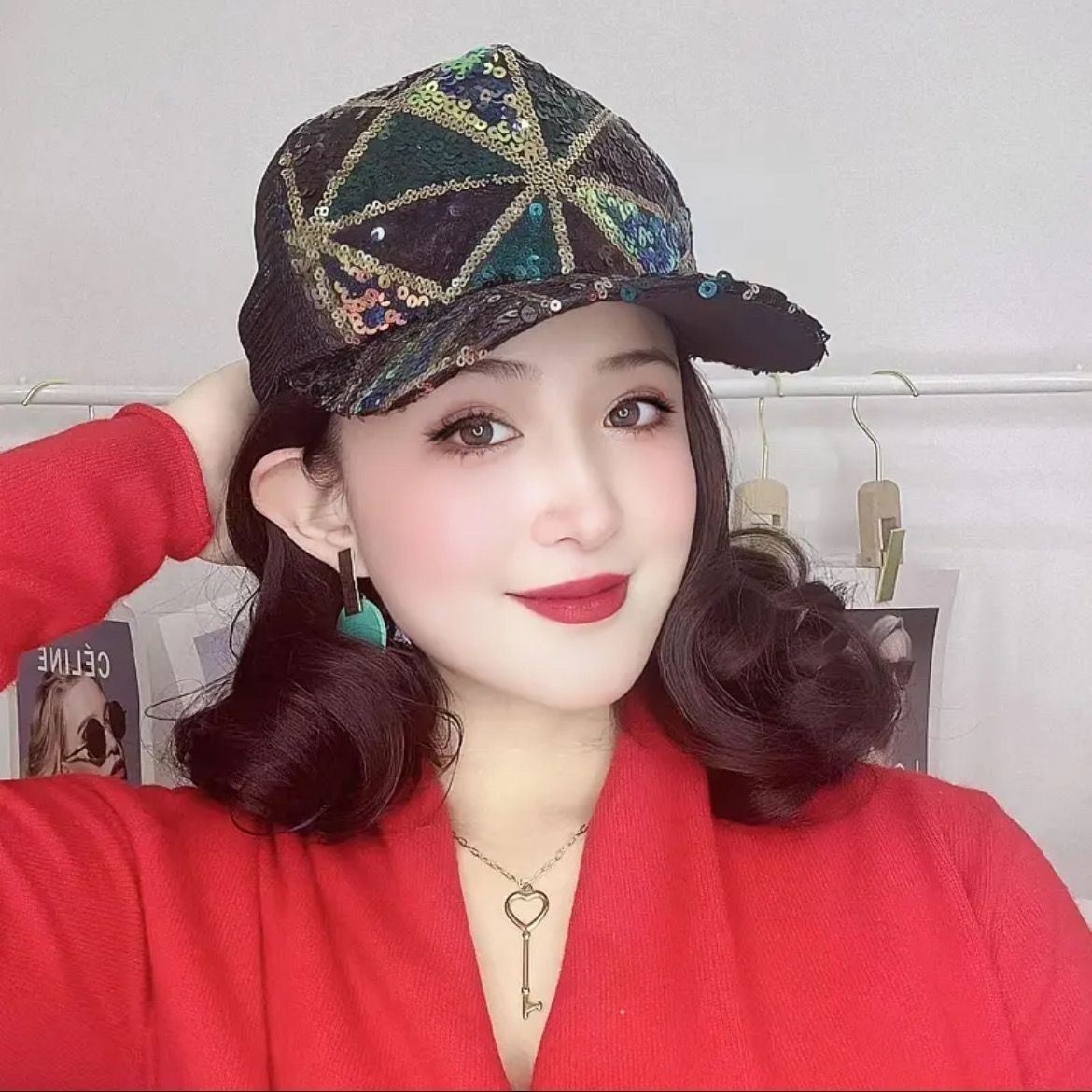 Sombrero y peluca todo en uno moda mujer versátil cara que muestra pequeños pelo corto y rizado sombrero para el sol estilo deportivo protección solar gorra de béisbol con lentejuelas