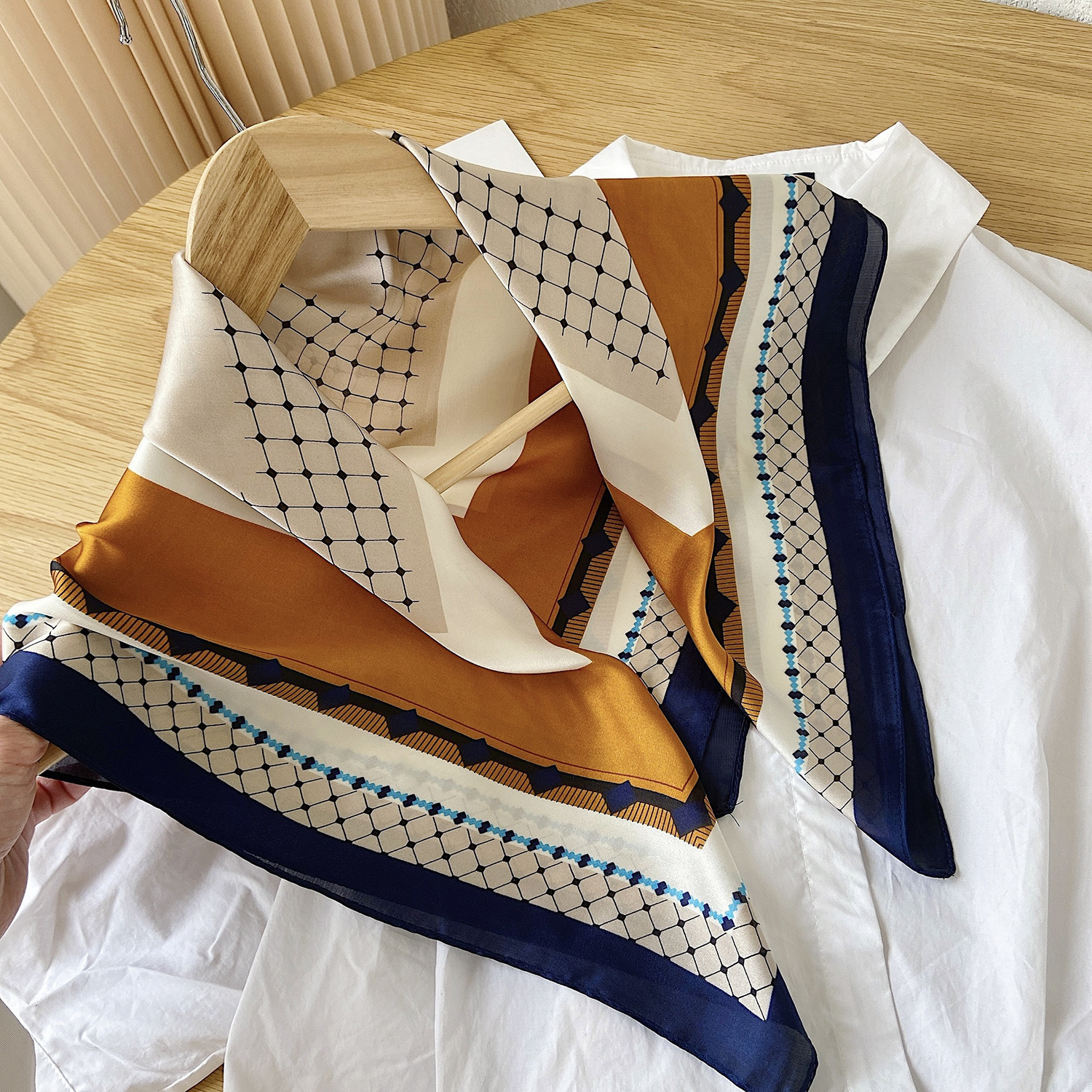 Primavera pequeña bufandas de seda ~ primavera y verano fresca sensación de reducción de la edad de las niñas coreanas pequeñas bufandas de seda de lujo ligero mujeres versátiles