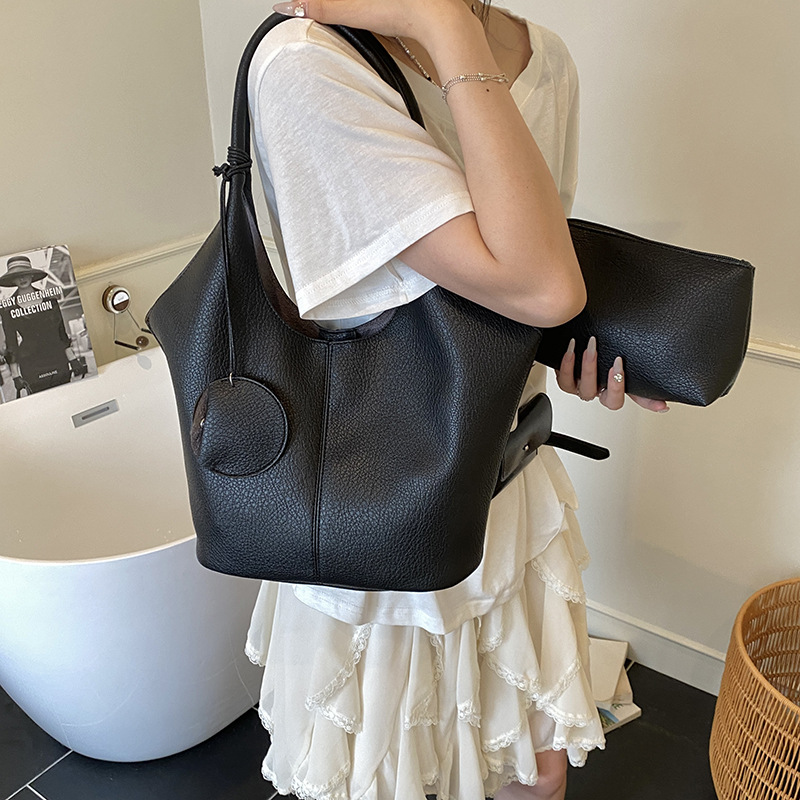 Bolso de cubo de axila de estilo explosivo transfronterizo para mujer 2025 nuevo bolso de hombro de cuero suave de viajero salvaje simple bolso de niño y madre de todo fósforo