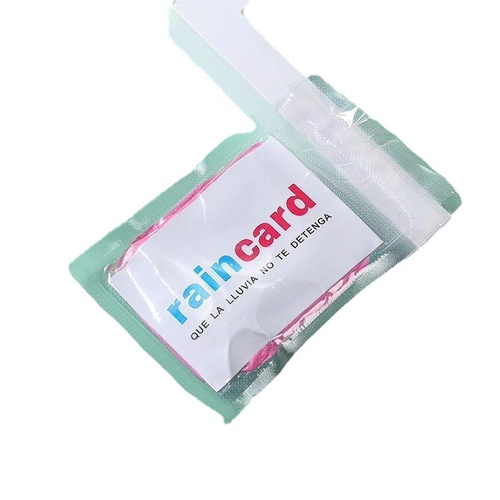 カードレインコート使い捨て携帯レインコートのポケットに厚い圧縮レインコートを入れます。|undefined