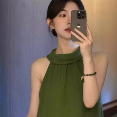 フランスのハイエンドグリーンホルターネックサスペンダードレス女性のための夏 2025 新しい海辺の休暇気質ロングスカート