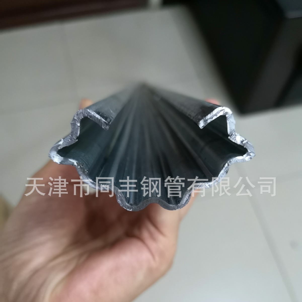 葡萄酒庄用镀锌金属立柱 果园大棚用金属杆 高强度热镀锌C型挂钩