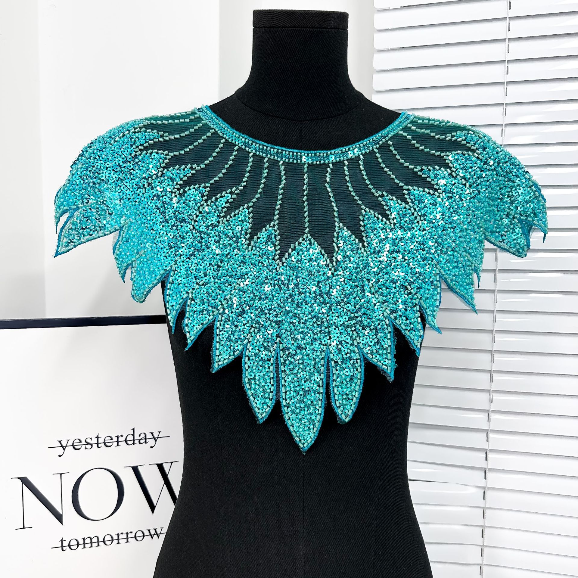 Fabricación pesada bordada malla frontal pecho sequin de perlas bordadas calcomanías vestido de mujer rendimiento vestido accesorios de encaje image 12