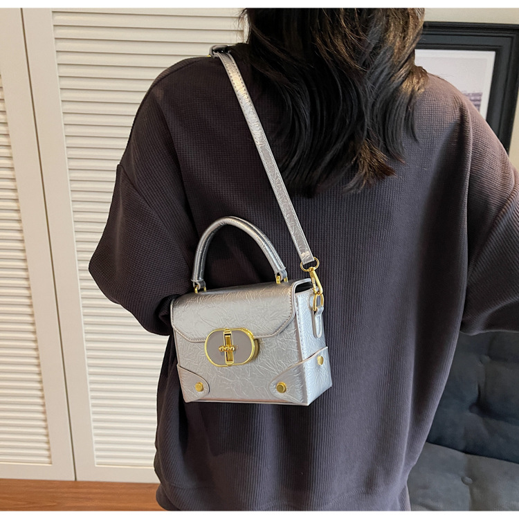 This year, the trendy square box bag for women in 2025 is a new, fashionable, versatile and high-quality single-shoulder crossbody bag undefined