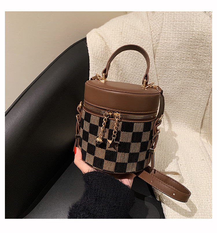 Autumn And Winter Niche Checkerboard Single Shoulder Messenger Bag Fashion All-match Portable Bucket Bag display picture 11