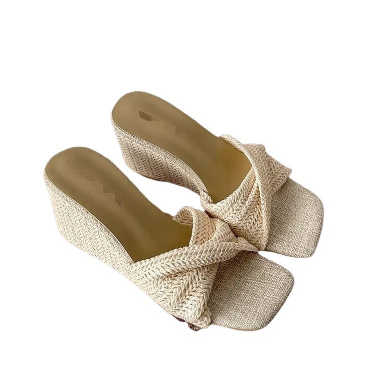Zapatillas de tejido retro francesas para mujeres 2026 nueva moda de verano, pistas de moda versátiles, zapatillas frías con falda.