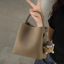 时尚简约手提水桶包包女2025新款夏季潮大容量百搭通勤单肩斜挎包