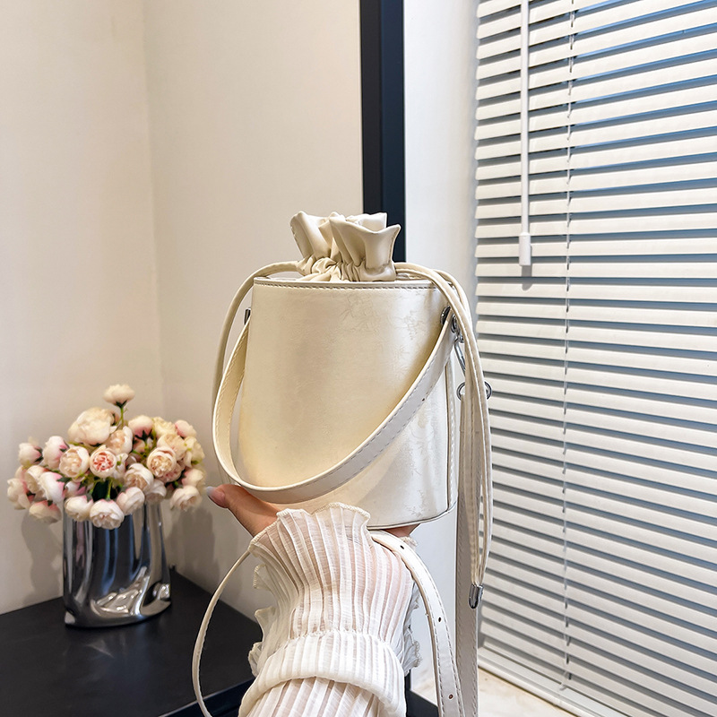 New Chinese style niche design with drawstring cyder crossbody 2024 new trendy and versatile casual small bag_voghion.com