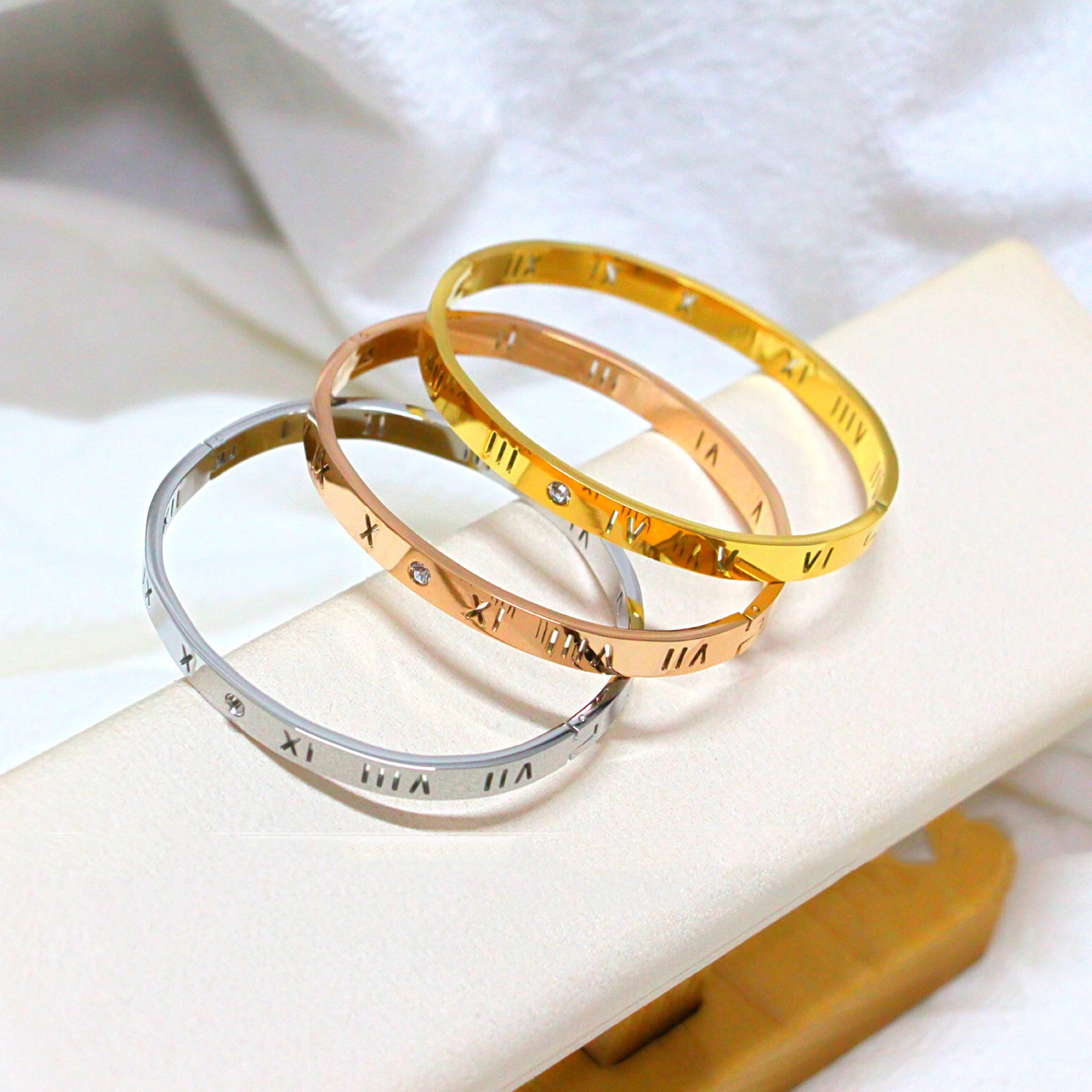 Agujero romano brillante transfronterizo Europa y América pulsera de acero de titanio para mujeres no se desvanece pulsera de hebilla dorada nueva joyería