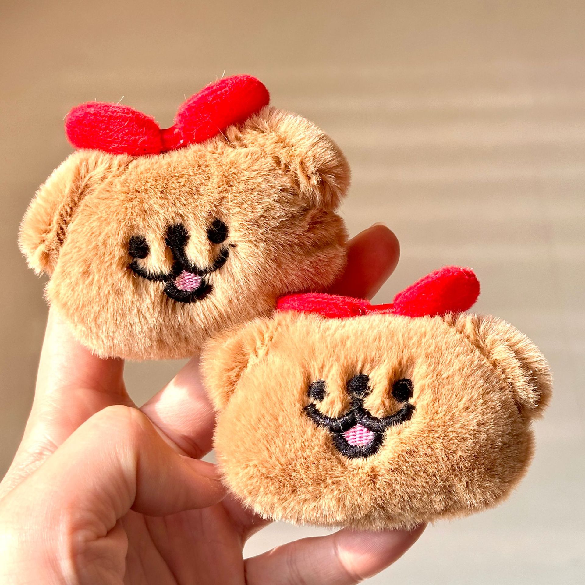 Capibala broche de peluche en línea lindo bolso ropa decoración pin DIY muñeca del delfín colgante muñeca