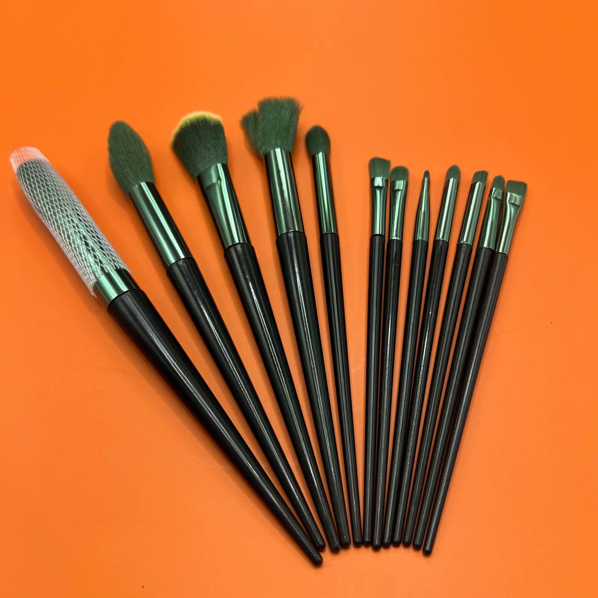 Foundation, concealer brush, 13 pieces