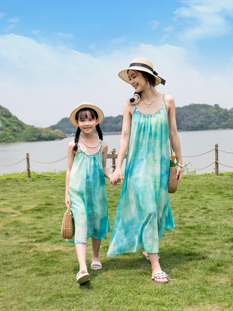 海の伝説の親子はビーチの海辺を旅行して休暇を過ごします。