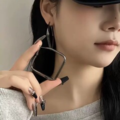 軽豪華高級感銃黒い四角い耳輪欧米ファッション誇張気質イヤリング周囲の顔がやせて見える耳飾り