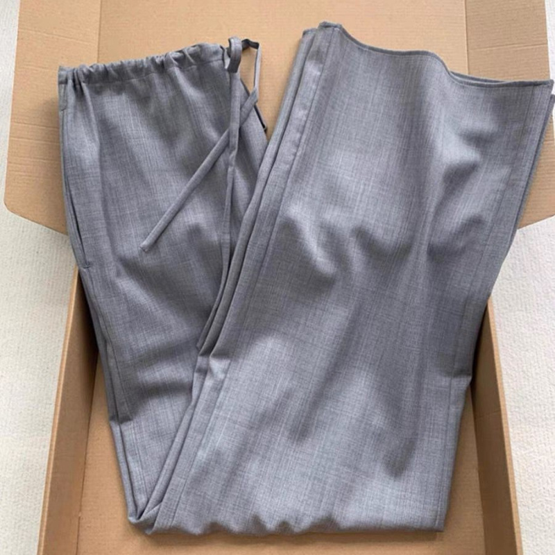 Highly Recommended! Gray Lightweight Fine-Spun Wool Pants with Elastic Waistband and Drawstring, Featuring a Slimming Effect and a Wide Straight Leg Design Highly Recommended! Gray Lightweight Fine-Spun Wool Pants with Elastic Waistband and Drawstring, Featuring a Slimming Effect and a Wide Straight Leg Design