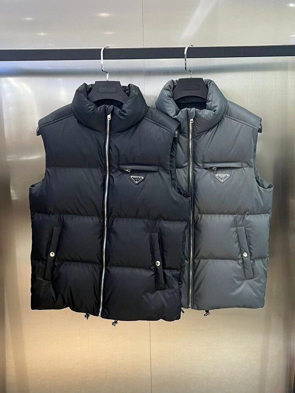 高版本 米兰潮牌P家三角标铁牌皮面加厚羽绒服工装百搭马甲外套|undefined