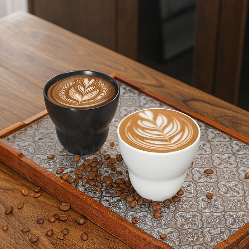 日本式の手はコーヒーのコップの陶磁器のマグカップの女性の高い顔の値の水の杯のイタリア式の濃縮の杯のプルカップのラテカップを握ります。|undefined