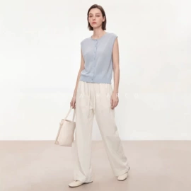 女式毛呢外套;休闲裤;女式衬衫