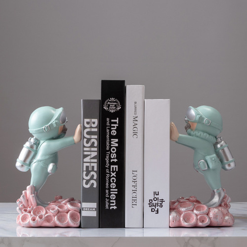 Simple and creative astronaut book back, character bookend clip, entrance bookcase, office desktop decoration, study decoration