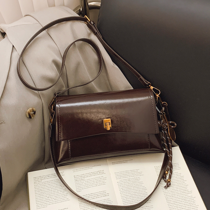 Bolso de axila de cuero de cera de aceite retro de alta gama para mujer 2025 nuevo bolso cuadrado pequeño de un solo hombro de moda simple de cercanías