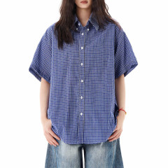 アメリカのレトロな青い格子の半袖のシャツの男女の新型の高級感のカジュアルなゆったりしているカップルのシャツの上着のファッション