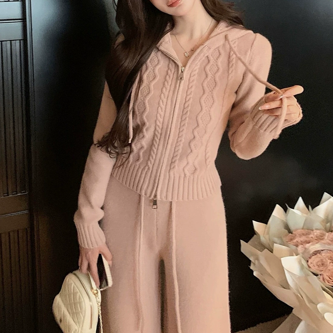 Корейский повседневный миниатюрный вязаный костюм для женщин 2025 осень-зима новый вязаный топ с капюшоном и широкие брюки комплект из двух предметов