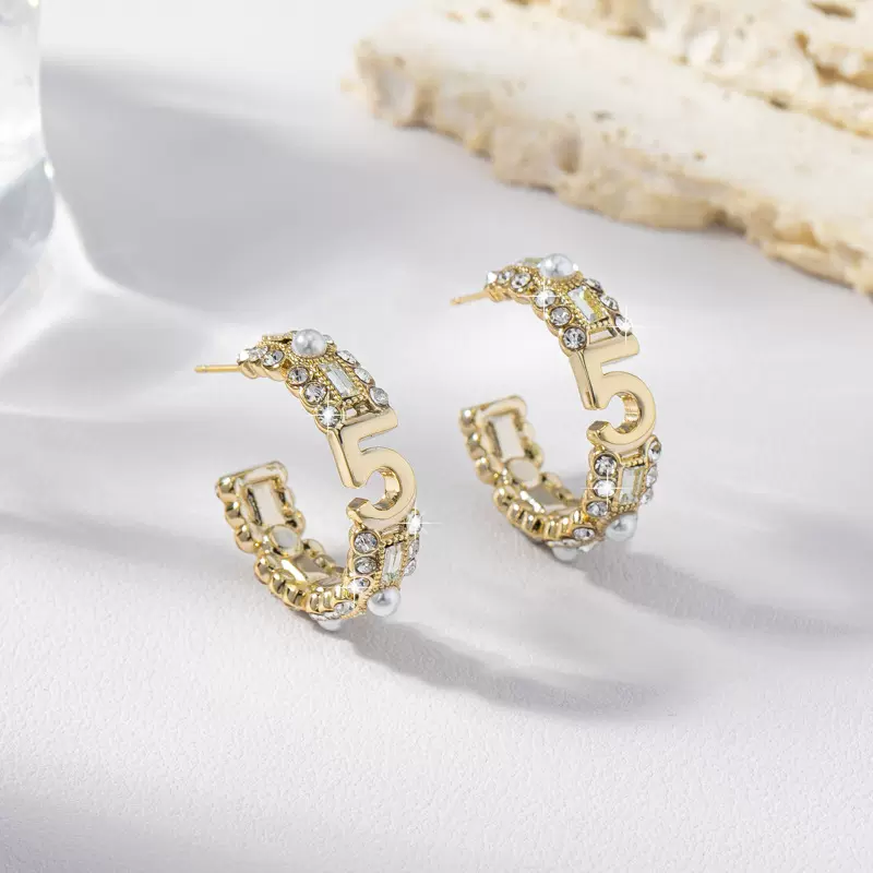 新款小香风镶钻耳环女士高级感耳圈时尚通勤法式气质百搭耳饰批发