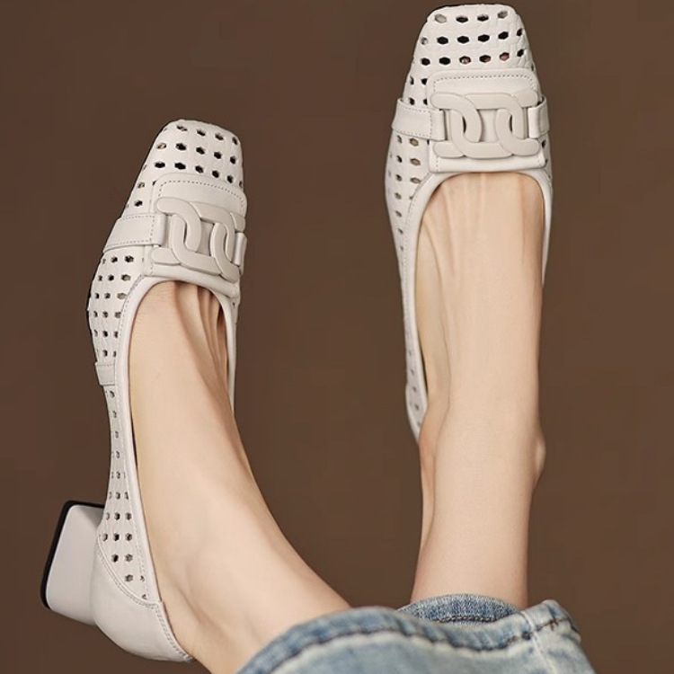Retro francés hueco suave zapatos de sola sola mujer 2026 verano transpirable tejido poco profundo cuero suave madre sandalias agujero