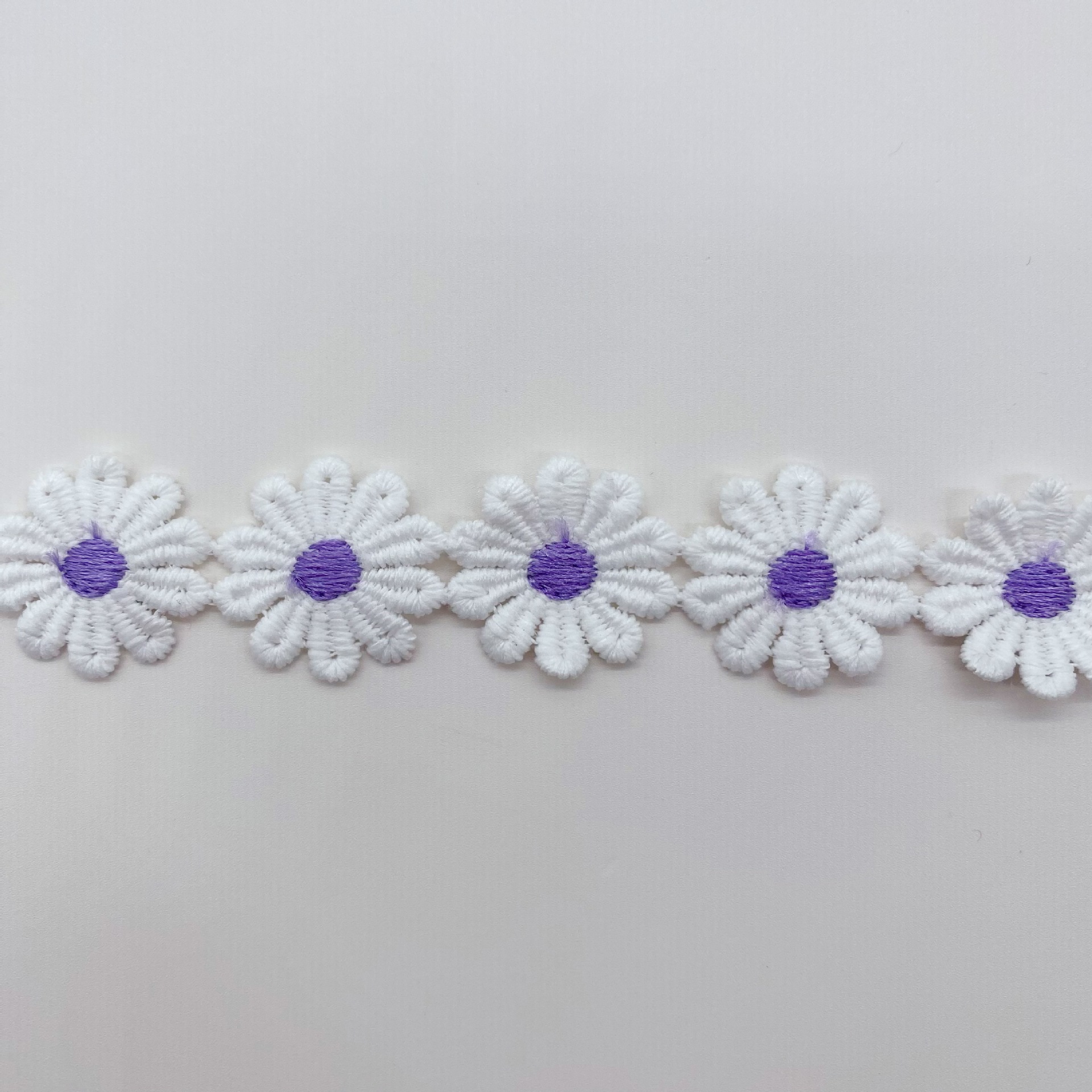 Leche seda color hilo de encaje en stock vestido de novia Decoración Accesorios puede cortar Margarita código de barras bordado soluble en agua encaje