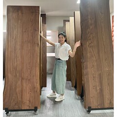 北アメリカの黒胡桃の板全体が原木の大きな板の茶のテーブルと椅子を切って組み合わせます。