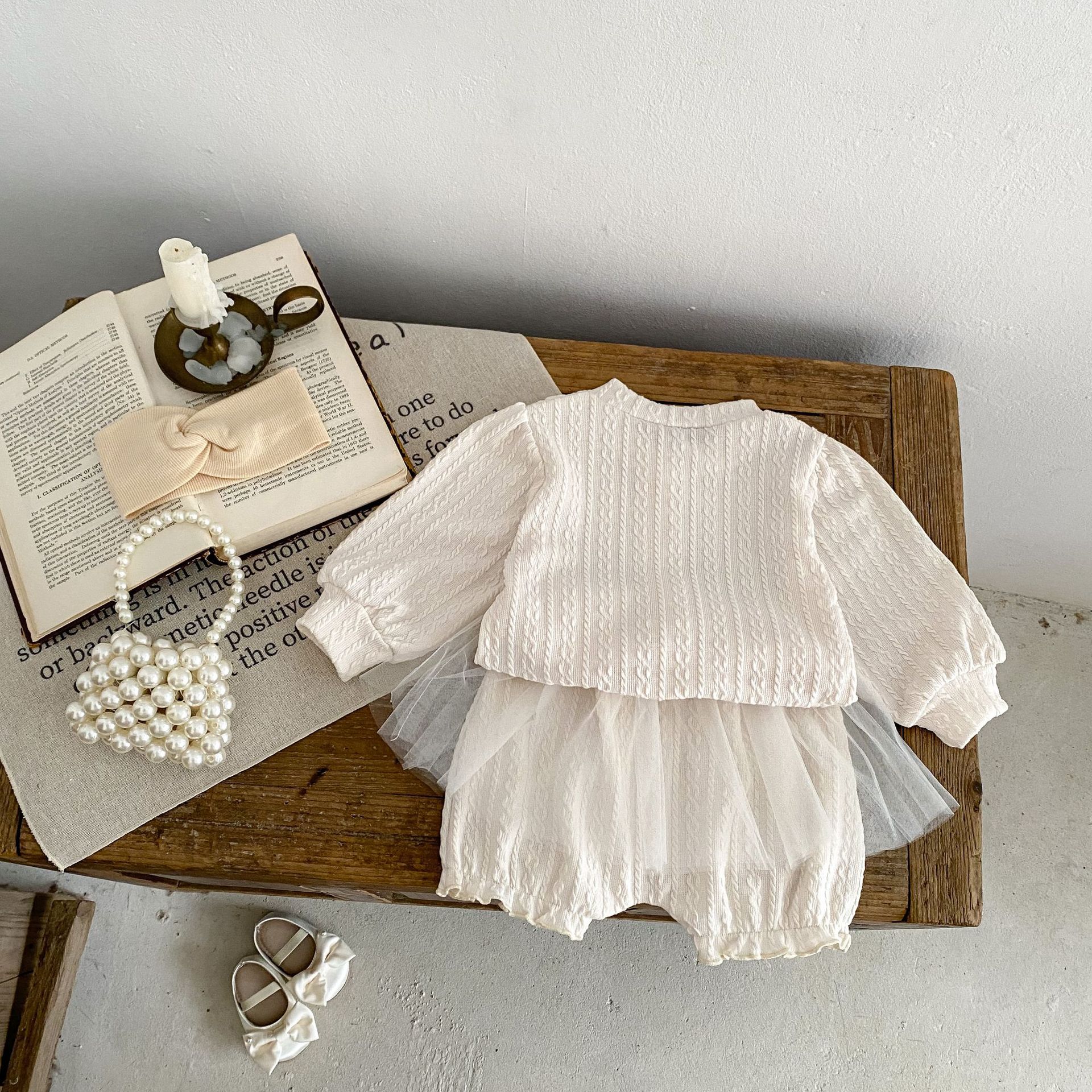 Jesenski set od tri dijela za djevojčice 2024. s čipkastom majicom s ovratnikom, mrežastim hlačama i jednobojnim žakard kaputom, Taken_voghion.com