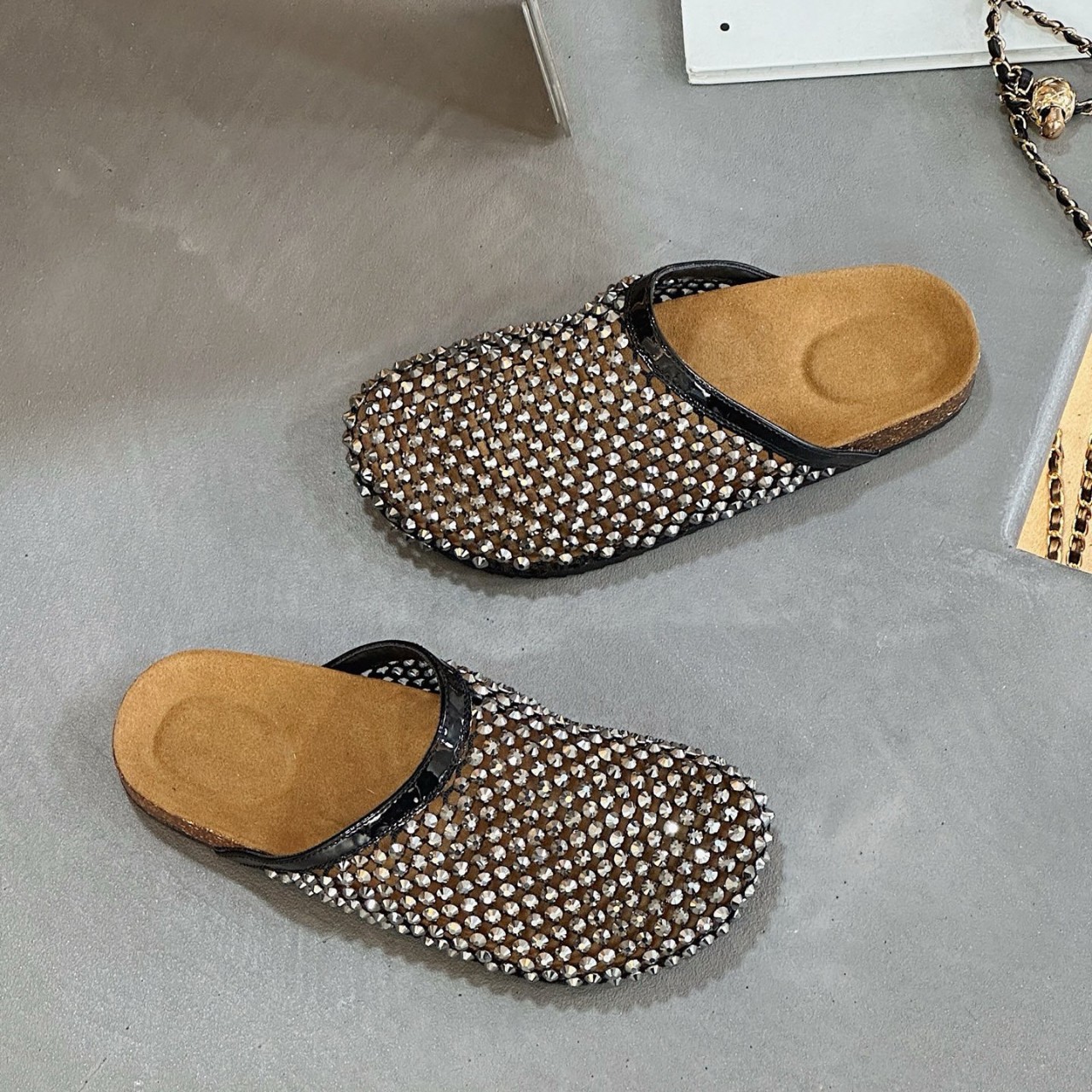 Sandal nữ mũi nhọn đính đá lưới thoáng khí da thật phong cách châu Âu — vàng