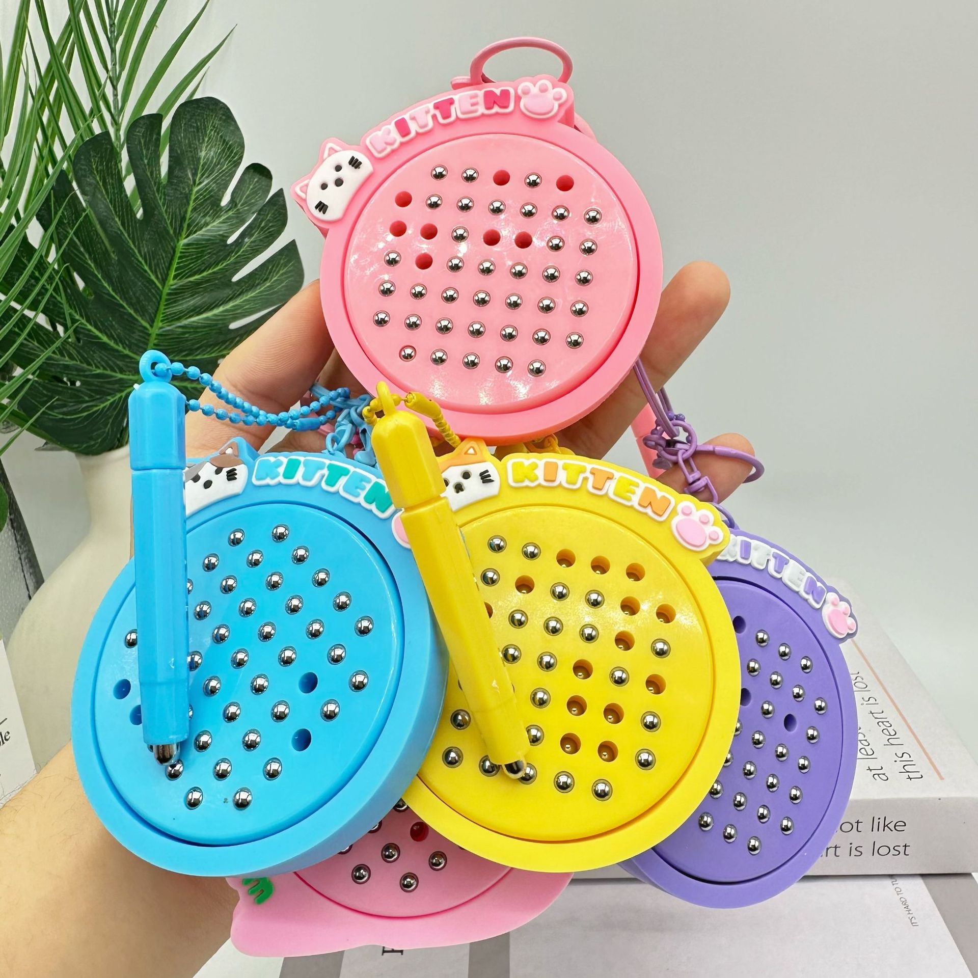 Divertido y divertido tablero de dibujo de bola de acero magnético, colgante de mochila, llavero, descompresión, juguete pequeño creativo, regalo para niños y estudiantes