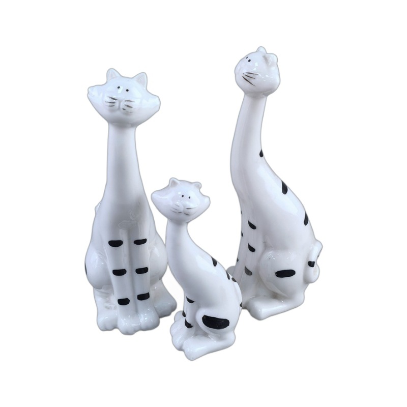 Familia de tres personas porcelana blanca adorable gato creativo sala de estar gabinete de televisión decoración artesanal de cerámica combinación de gato pro