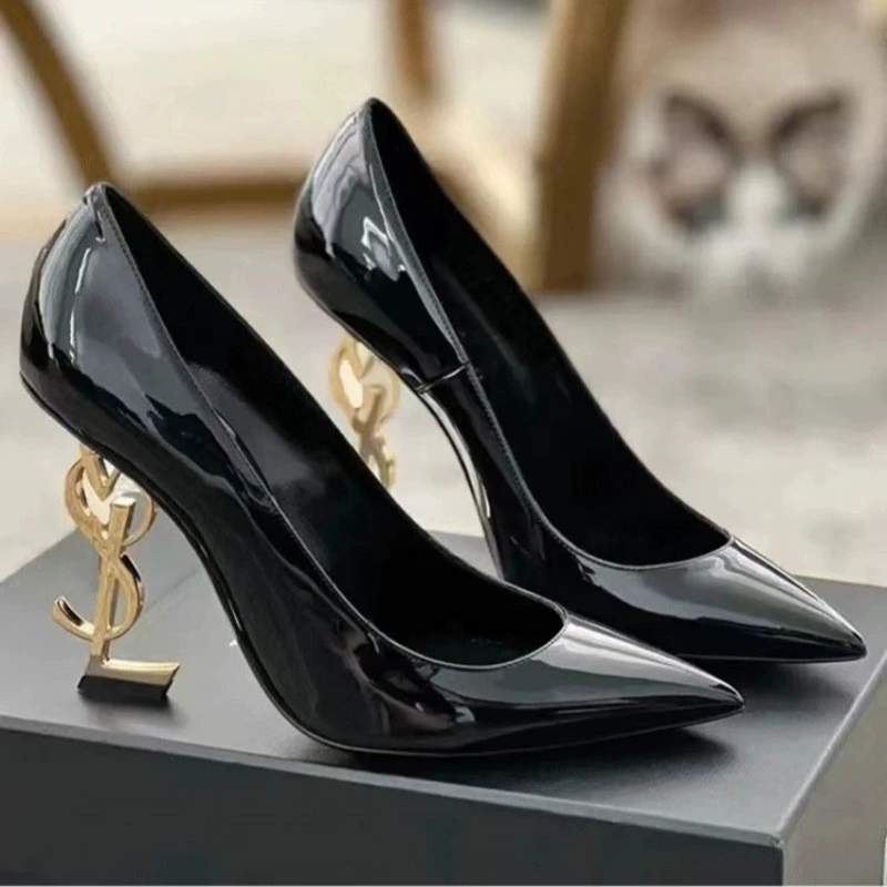 Элитные туфли YS в стиле Яншуллин с острым носком, на высоком каблуке, новинка 2025 года, из лакированной кожи, с металлическим буквенным декором на каблуке, сексуальные женские туфли