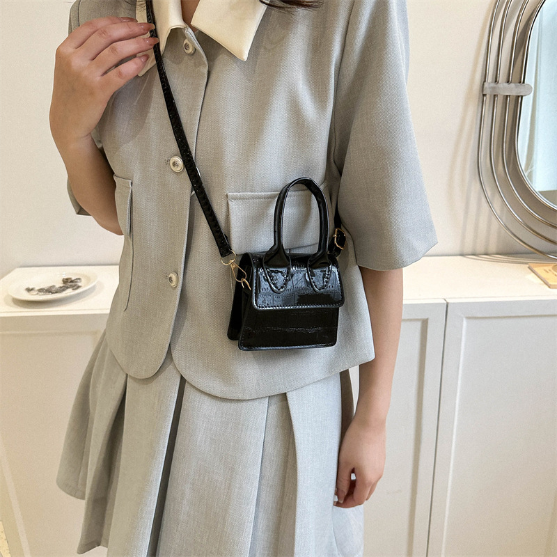 187g Weight Sewing Thread Fashion Element Magnetic Buckle Closure Type Single Shoulder Strap Strap Type Shoulder Bag Bags Type Casual Occasion Pu Leather Material Solid Color Pattern All Seasons Season Women's Gender Streetwear Style Square Shape Small Size Women's Small Pu Leather Solid Color Streetwear Sewing Thread Square Magnetic Buckle Shoulder Bag 22