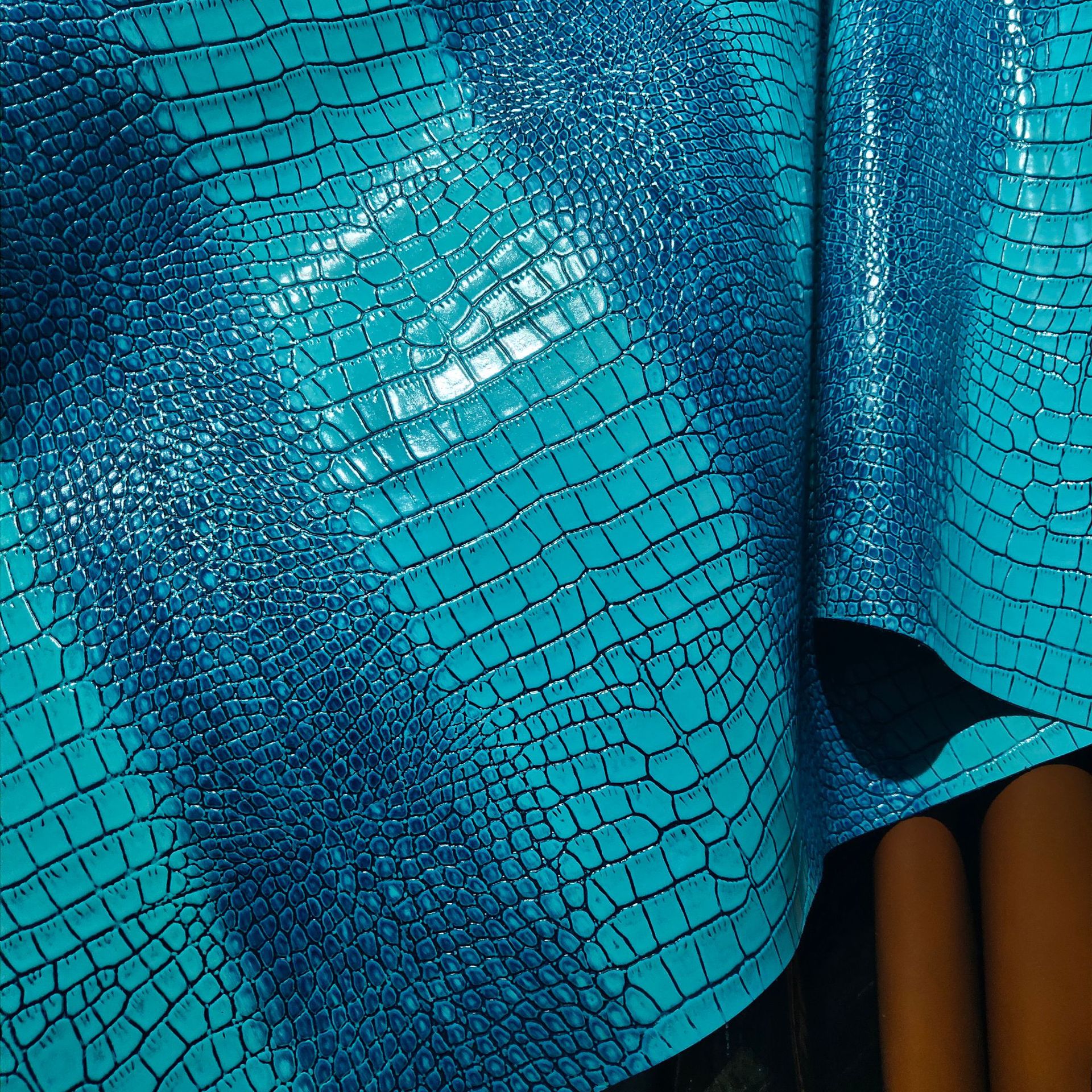 蓝色喜马拉雅鳄鱼纹牛皮 手工擦色箱包皮革面料现货