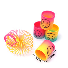 跨境益智儿童小号笑脸渐变台湾色弹簧圈塑料彩虹圈礼品小玩具批发
