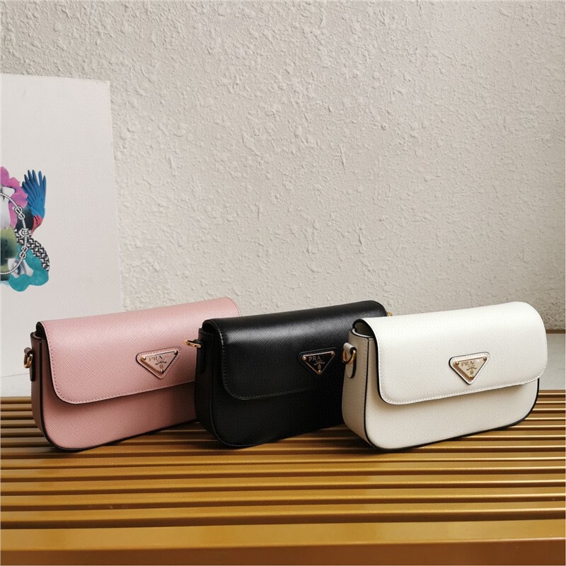 P brand's new chain crossbody bag 1BD356 is a flap-style shoulder bag made of Saffiano leather lambskin for women