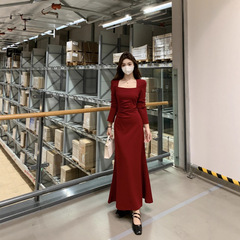 港风复古红色方领长袖连衣裙女2025秋优雅气质法式收腰显瘦长裙子