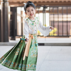 2024春の新商品の漢服の女の子は馬のスカートを改良して国の風の雲の肩の古風の子供のスーツを刺繍します。