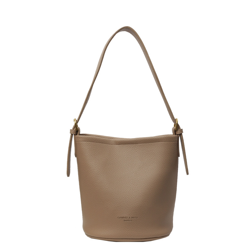 Nicho de diseño bolso casual damas primavera y verano 2024 nuevo estilo de moda mochila de transporte de alta calidad bolso de cubo de textura