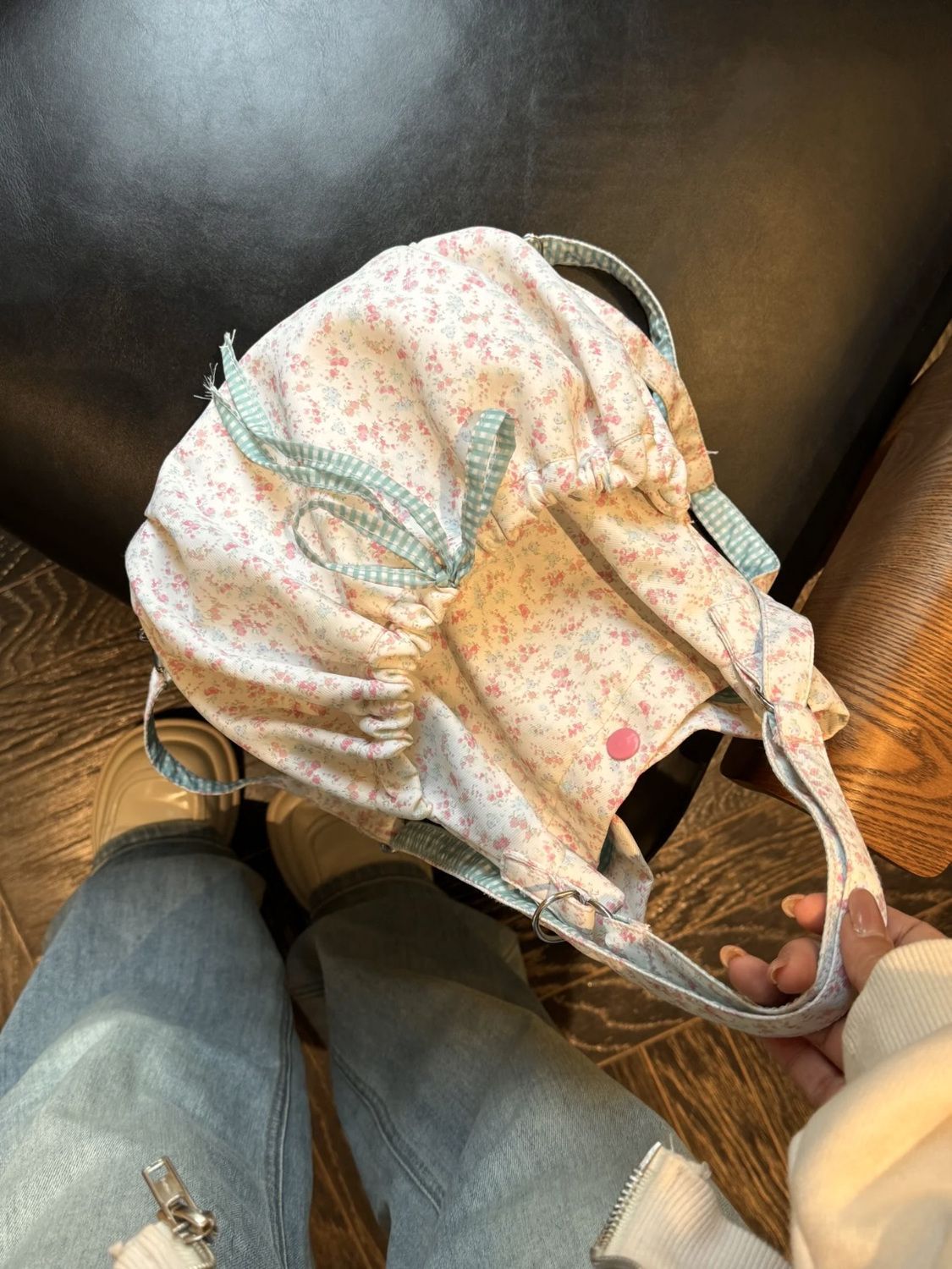 Rucksack mit rosa Blumenschleife, speziell für Frauen entworfen, neuer koreanischer Stil für Herbst/Winter 2025, große, plissierte Umhängetasche für den Weg zur Arbeit._voghion.com