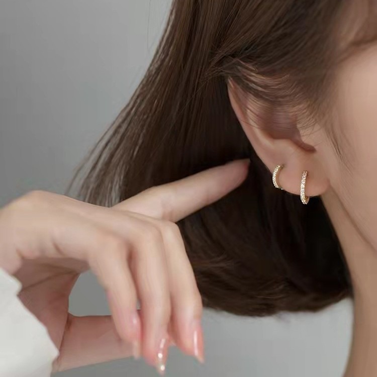 Deseo europeo y americano simple micro-incrustaciones ronda ZIRCON oreja hebilla pequeños pendientes personalidad de la moda cartílago piercing pendientes al por mayor